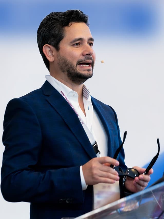 Rafael Sosa Arvelo speaking at a lectern